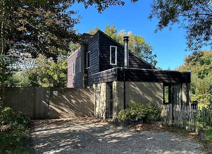 Vakantiehuis A 023 in De Cocksdorp, Texel biedt een serene buitenomgeving met veel groen en een uitnodigend terras.