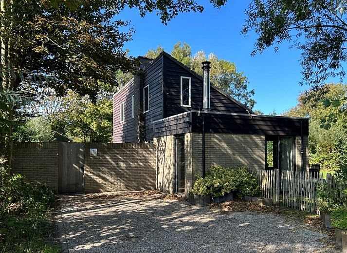 Vakantiehuis A 023 in De Cocksdorp, Texel biedt een serene buitenomgeving met veel groen en een uitnodigend terras.