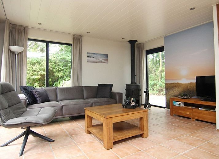 Vakantiehuis A 023 in De Cocksdorp, Texel biedt een serene buitenomgeving met veel groen en een uitnodigend terras.