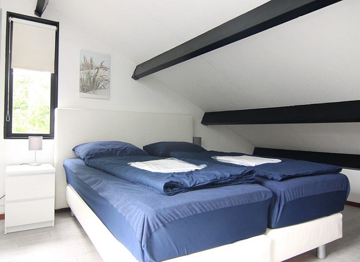 Vakantiehuis A 023 in De Cocksdorp, Texel, omgeven door groen en zonlicht, ideaal voor een ontspannen verblijf op de Waddeneilanden.