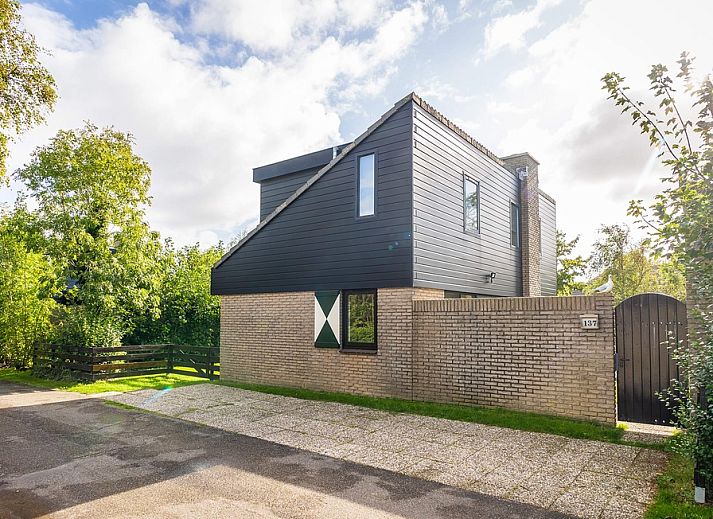 Vakantiehuis C 137 in De Cocksdorp, Texel, biedt een moderne uitstraling en rustige omgeving op de Waddeneilanden.