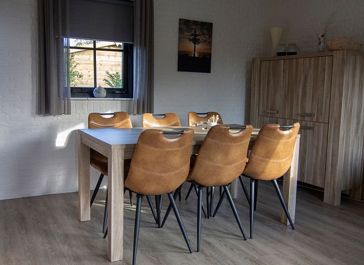 Vakantiehuis C 137 in De Cocksdorp, Texel, biedt een moderne uitstraling met een prachtig uitzicht op de groene omgeving van de Waddeneilanden.