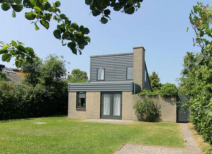 Vakantiehuis B 271 in De Cocksdorp op Texel, Waddeneilanden, omgeven door groene tuin en serene natuur, ideaal voor ontspanning.