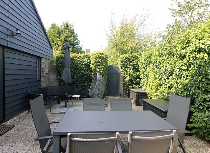 Vakantiehuis B 271 in De Cocksdorp op Texel, Waddeneilanden, omgeven door groene tuin en serene natuur, ideaal voor ontspanning.