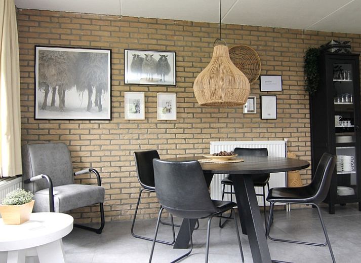 Vakantiehuis B 271 in De Cocksdorp, Texel biedt een serene tuin en moderne architectuur voor een ontspannen verblijf op de Waddeneilanden.