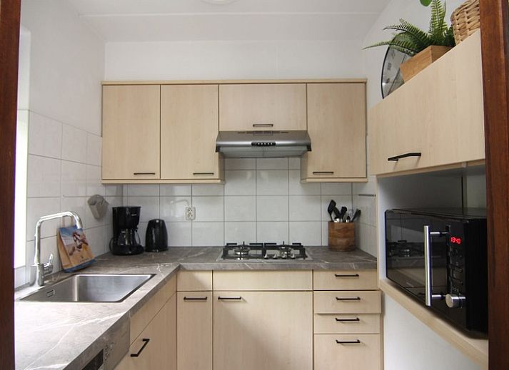 Vakantiehuis B 271 in De Cocksdorp, Texel biedt een serene tuin en moderne architectuur voor een ontspannen verblijf op de Waddeneilanden.