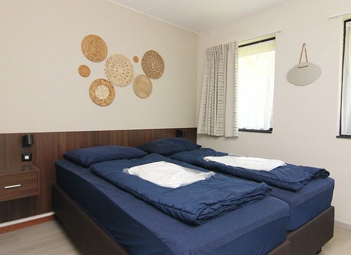 Vakantiehuis B 271 in De Cocksdorp, Texel biedt een serene tuin en moderne architectuur voor een ontspannen verblijf op de Waddeneilanden.