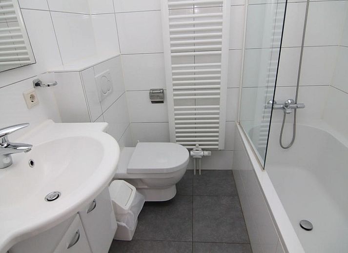 Vakantiehuis B 271 in De Cocksdorp, Texel biedt een serene tuin en moderne architectuur voor een ontspannen verblijf op de Waddeneilanden.