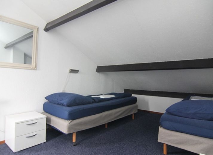 Vakantiehuis B 271 in De Cocksdorp, Texel biedt een serene tuin en moderne architectuur voor een ontspannen verblijf op de Waddeneilanden.