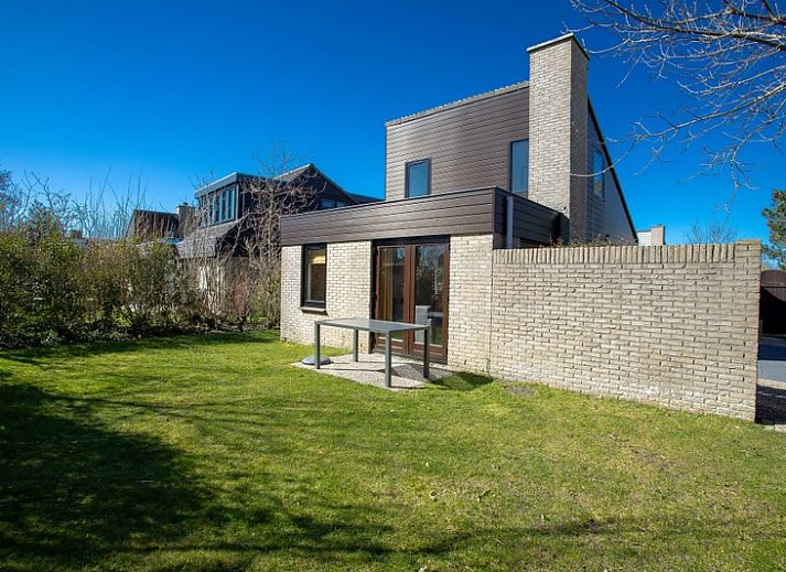 Vakantiehuis B 195 in De Cocksdorp, Texel biedt een ruime tuin met terras voor ultiem ontspannen op de Waddeneilanden.