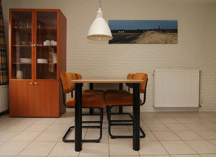 Vakantiehuis B 195 in De Cocksdorp, Texel biedt een zonnige tuin en terras voor een ontspannen verblijf op de Waddeneilanden.