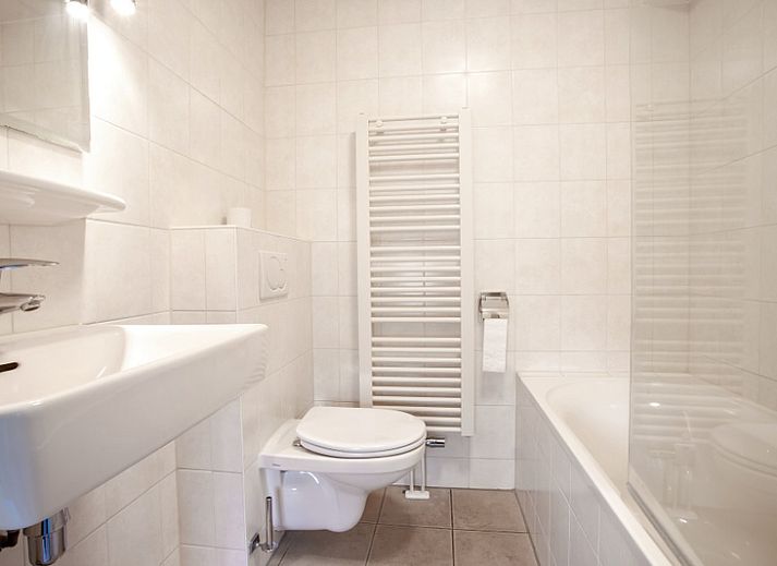 Vakantiehuis B 195 in De Cocksdorp, Texel biedt een zonnige tuin en terras voor een ontspannen verblijf op de Waddeneilanden.