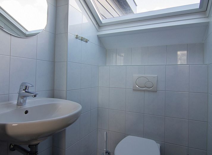 Vakantiehuis B 195 in De Cocksdorp, Texel biedt een zonnig terras met moderne architectuur en natuurlijke omgeving op de Waddeneilanden.