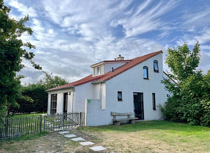 Vakantiehuis D 709 in De Cocksdorp, Texel, biedt een charmant verblijf met rode dakpannen en een groene tuin op de Waddeneilanden.