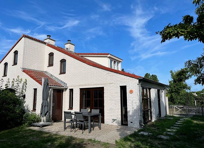 Vakantiehuis D 709 in De Cocksdorp, Texel, biedt een charmant verblijf met rode dakpannen en een groene tuin op de Waddeneilanden.