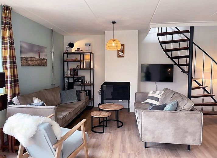 Vakantiehuis D 709 in De Cocksdorp, Texel, biedt een charmant verblijf met rode dakpannen en een groene tuin op de Waddeneilanden.