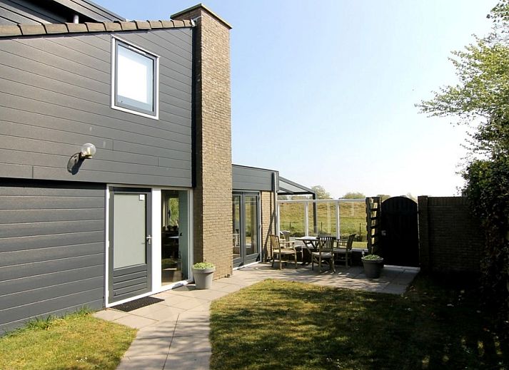 Geniet van de zonnige tuin en terras van Vakantiehuis B 127 in De Cocksdorp, Texel, perfect voor ontspanning op de Waddeneilanden.