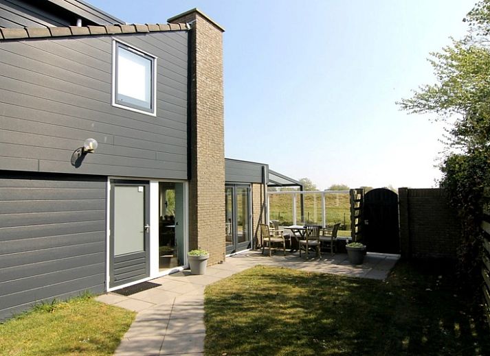 Geniet van de zonnige tuin en terras van Vakantiehuis B 127 in De Cocksdorp, Texel, perfect voor ontspanning op de Waddeneilanden.