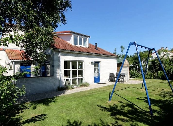 Vakantiehuis D 730 in De Cocksdorp, Texel, met ruime tuin en terras omgeven door groen, ideaal voor een ontspannen verblijf op de Waddeneilanden.