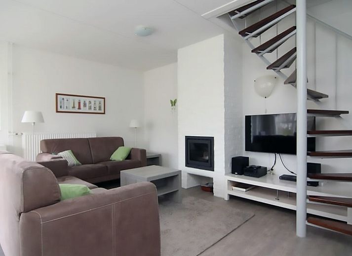 Vakantiehuis D 730 in De Cocksdorp, Texel, met ruime tuin en terras omgeven door groen, ideaal voor een ontspannen verblijf op de Waddeneilanden.