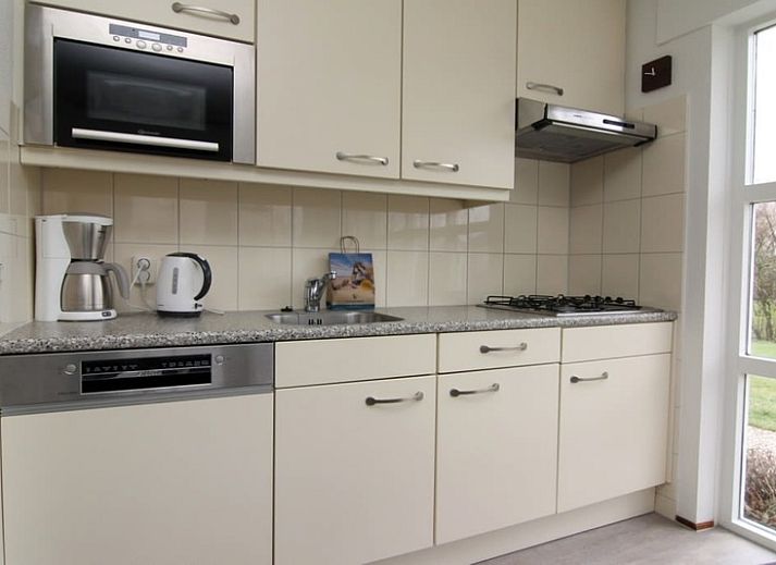 Vakantiehuis D 730 in De Cocksdorp, Texel, biedt een zonnig terras en ruime tuin voor ontspanning op de Waddeneilanden.