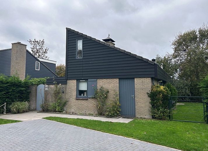 Vakantiehuis A 209 in De Cocksdorp, Texel biedt een charmante buitenkant met moderne architectuur, omgeven door groene natuur op de Waddeneilanden.