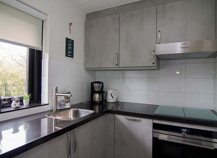 Vakantiehuis A 209 in De Cocksdorp, Texel, biedt een charmant verblijf op de Waddeneilanden met een rustige tuin en moderne architectuur.