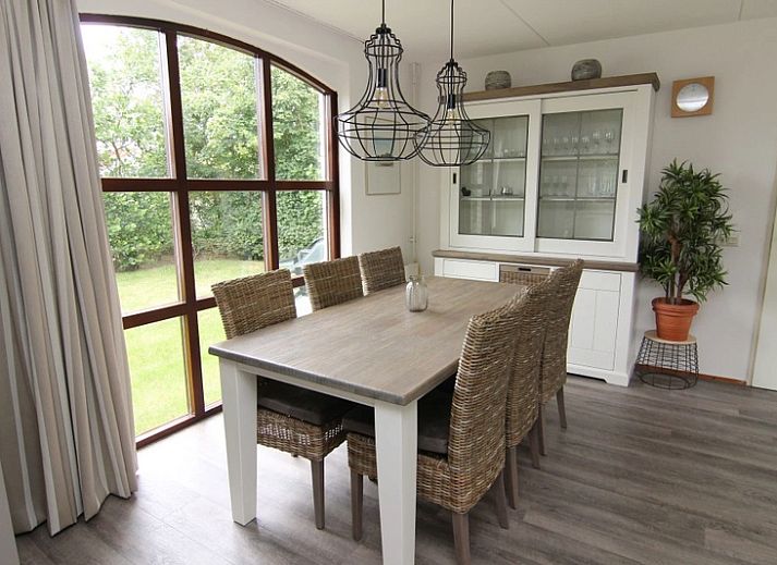 Vakantiehuis E 632 in De Cocksdorp, Texel, biedt een charmant terras en ruime tuin voor een ontspannend verblijf op de Waddeneilanden.