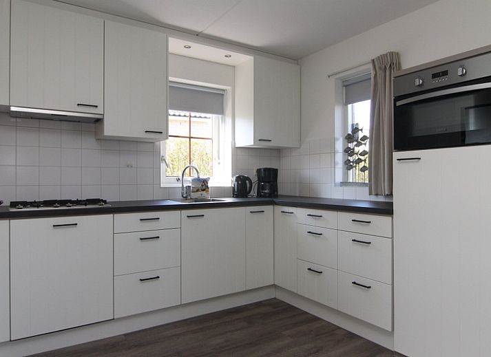 Vakantiehuis E 632 in De Cocksdorp, Texel, biedt een charmant terras en groene omgeving, ideaal voor een ontspannen verblijf op de Waddeneilanden.