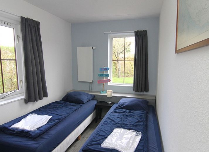 Vakantiehuis E 632 in De Cocksdorp, Texel, biedt een charmant terras en groene omgeving, ideaal voor een ontspannen verblijf op de Waddeneilanden.