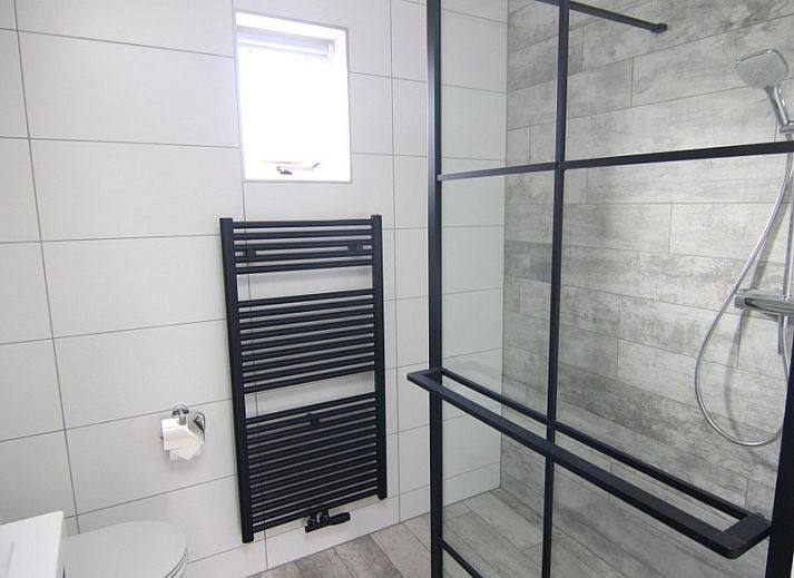 Vakantiehuis E 632 in De Cocksdorp, Texel, biedt een charmant terras en groene omgeving, ideaal voor een ontspannen verblijf op de Waddeneilanden.