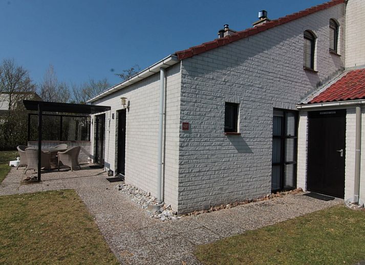 Vakantiehuis D 437 in De Cocksdorp, Texel biedt een zonnig terras met comfortabele zitgelegenheid voor een ontspannen verblijf op de Waddeneilanden.