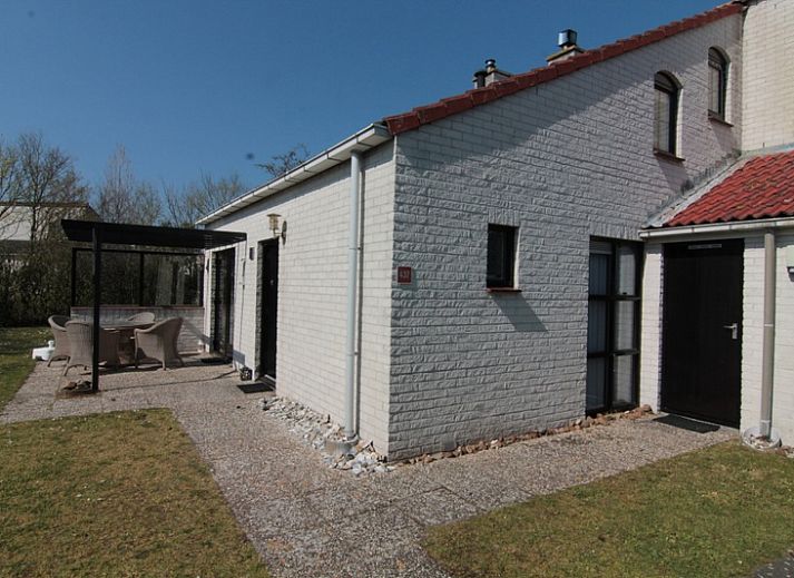Vakantiehuis D 437 in De Cocksdorp, Texel biedt een zonnig terras met comfortabele zitgelegenheid voor een ontspannen verblijf op de Waddeneilanden.