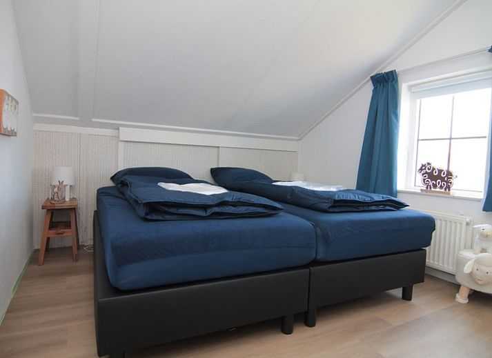 Vakantiehuis D 437 in De Cocksdorp, Texel met zonnig terras en rustige tuin, ideaal voor ontspannen verblijf op de Waddeneilanden.