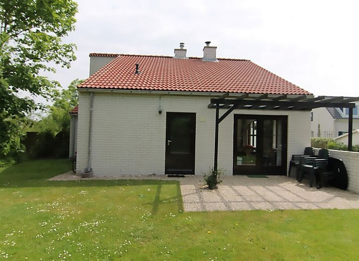 Vacation home D 745 in De Cocksdorp, Texel with sunny terrace and green garden, ideal for a relaxing stay on the Wadden Islands.