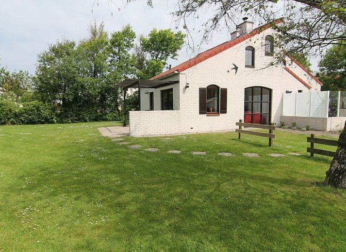 Vacation home D 745 in De Cocksdorp, Texel with sunny terrace and green garden, ideal for a relaxing stay on the Wadden Islands.