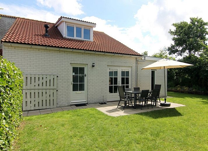 Geniessen Sie die sonnige Terrasse des Ferienhauses D 618 in De Cocksdorp, Texel, ideal fuer Entspannung auf den Watteninseln.