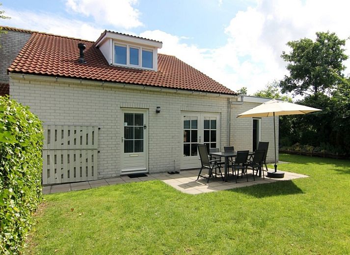 Geniessen Sie die sonnige Terrasse des Ferienhauses D 618 in De Cocksdorp, Texel, ideal fuer Entspannung auf den Watteninseln.