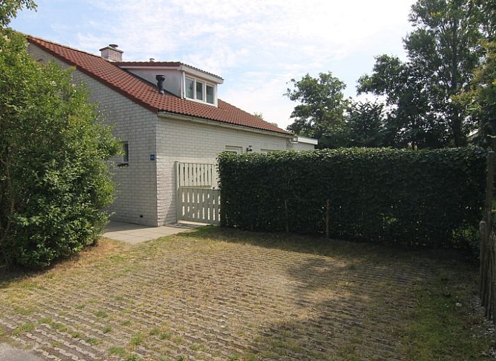 Geniessen Sie die sonnige Terrasse des Ferienhauses D 618 in De Cocksdorp, Texel, ideal fuer Entspannung auf den Watteninseln.