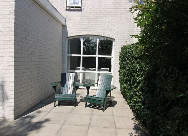 Geniessen Sie die sonnige Terrasse des Ferienhauses D 618 in De Cocksdorp, Texel, ideal fuer Entspannung auf den Watteninseln.