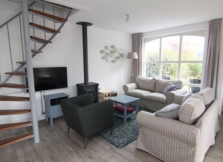 Geniessen Sie den sonnigen Garten und die Terrasse des Ferienhauses D 618 in De Cocksdorp, Texel, ideal fuer einen entspannten Aufenthalt auf den Watteninseln.