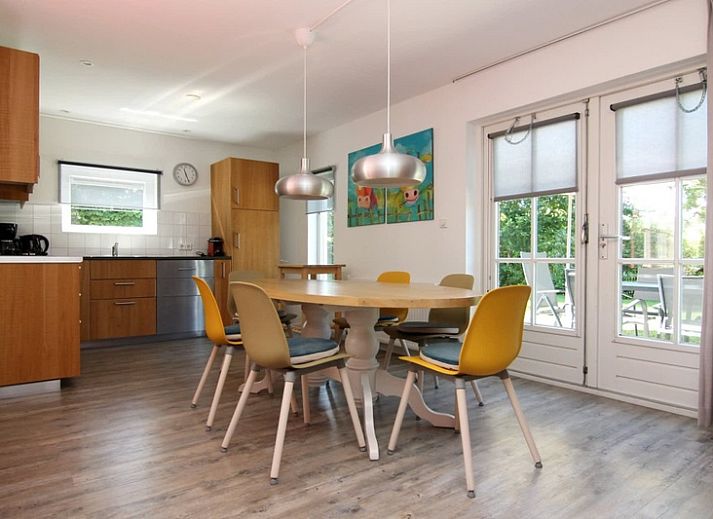 Geniessen Sie den sonnigen Garten und die Terrasse des Ferienhauses D 618 in De Cocksdorp, Texel, ideal fuer einen entspannten Aufenthalt auf den Watteninseln.