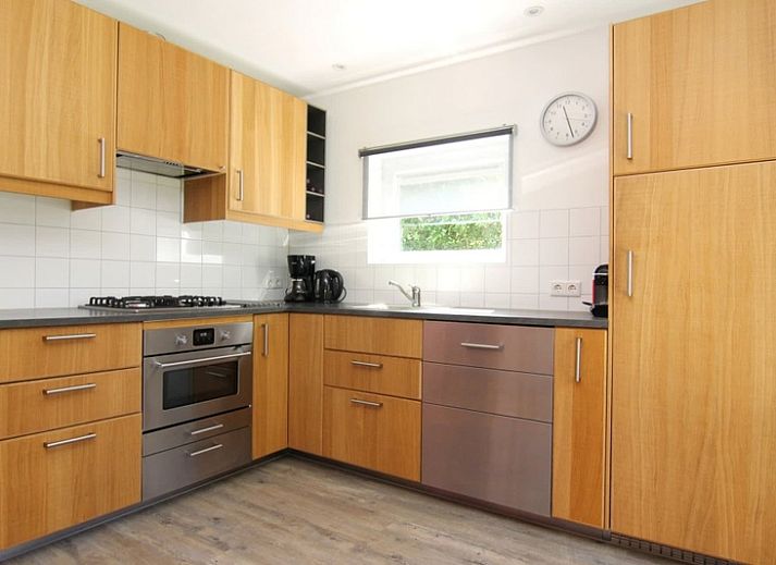 Geniessen Sie den sonnigen Garten und die Terrasse des Ferienhauses D 618 in De Cocksdorp, Texel, ideal fuer einen entspannten Aufenthalt auf den Watteninseln.