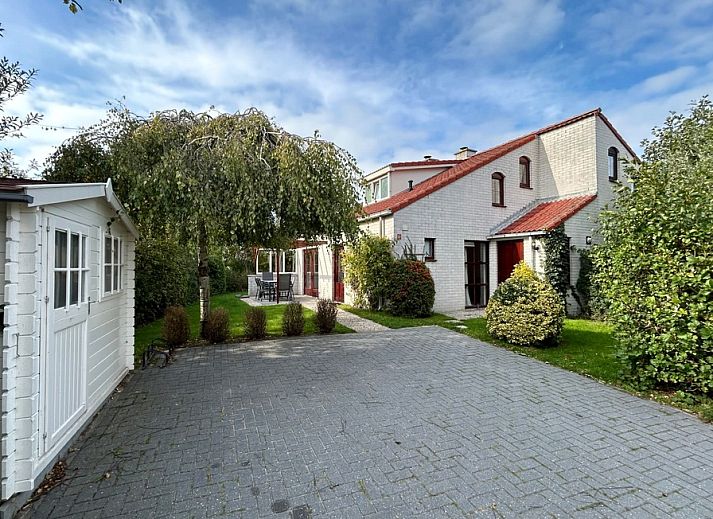 Vakantiehuis D 531 in De Cocksdorp, Texel biedt een charmant terras en groene omgeving voor een ontspannen verblijf op de Waddeneilanden.