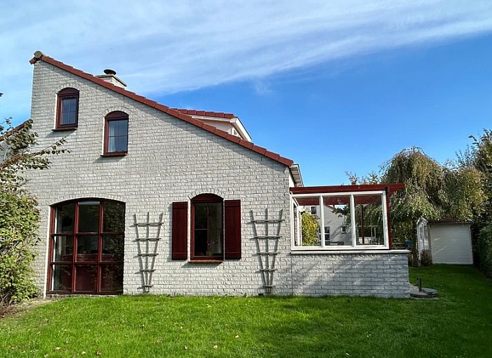 Vakantiehuis D 531 in De Cocksdorp, Texel biedt een charmant terras en groene omgeving voor een ontspannen verblijf op de Waddeneilanden.