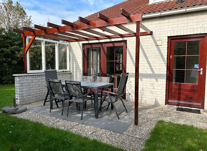 Vakantiehuis D 531 in De Cocksdorp, Texel biedt een charmant terras en groene omgeving voor een ontspannen verblijf op de Waddeneilanden.