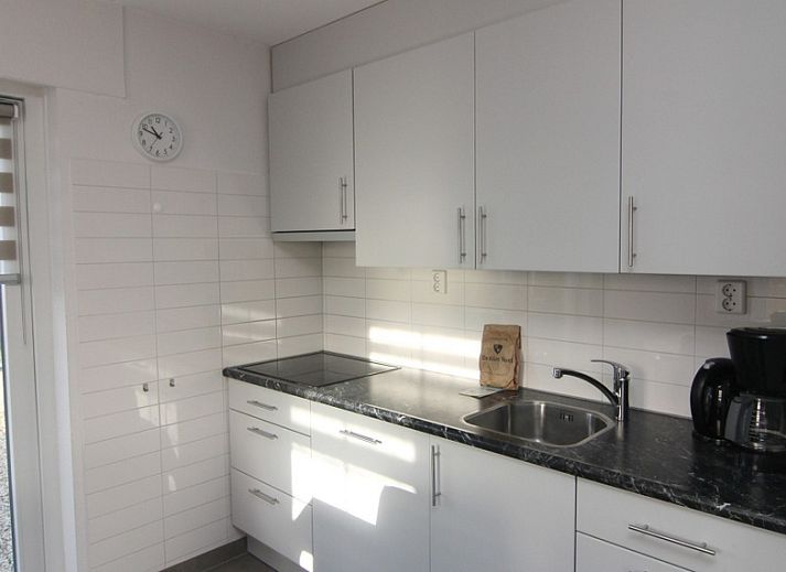 Vakantiehuis D 481 in De Cocksdorp, Texel, biedt een charmant terras en uitzicht op de natuurlijke omgeving van de Waddeneilanden.