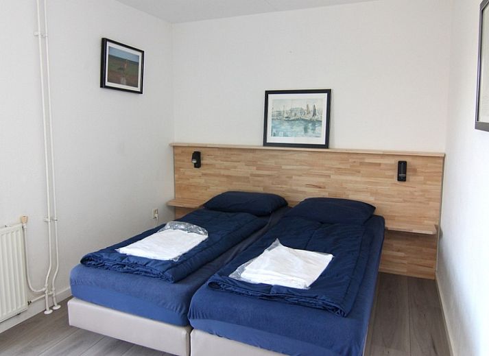 Vakantiehuis D 481 in De Cocksdorp, Texel, biedt een charmant terras en uitzicht op de natuurlijke omgeving van de Waddeneilanden.