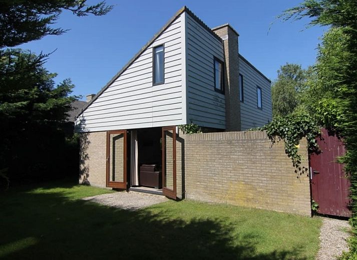 Vakantiehuis A 383 in De Cocksdorp, Texel met zonnige tuin en open terras, ideaal voor ontspanning op de Waddeneilanden.