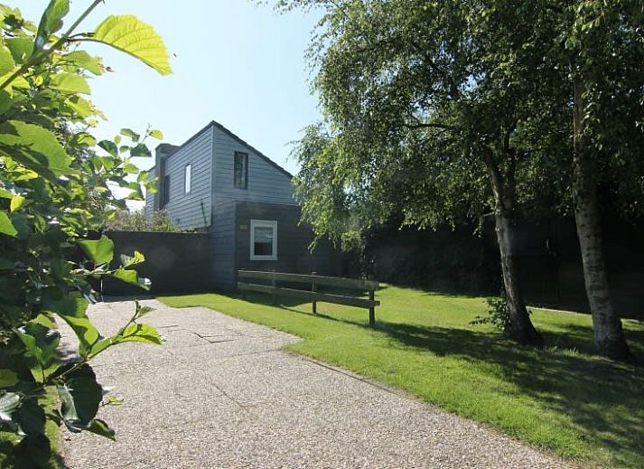 Vakantiehuis A 383 in De Cocksdorp, Texel met zonnige tuin en open terras, ideaal voor ontspanning op de Waddeneilanden.